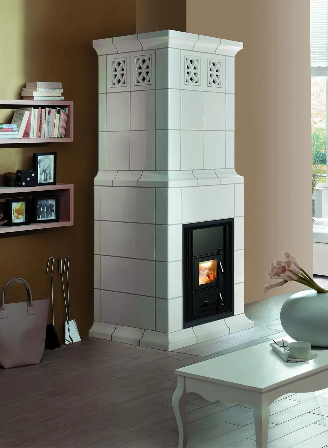 gemütliches Wohnzimmer mit Holzofen