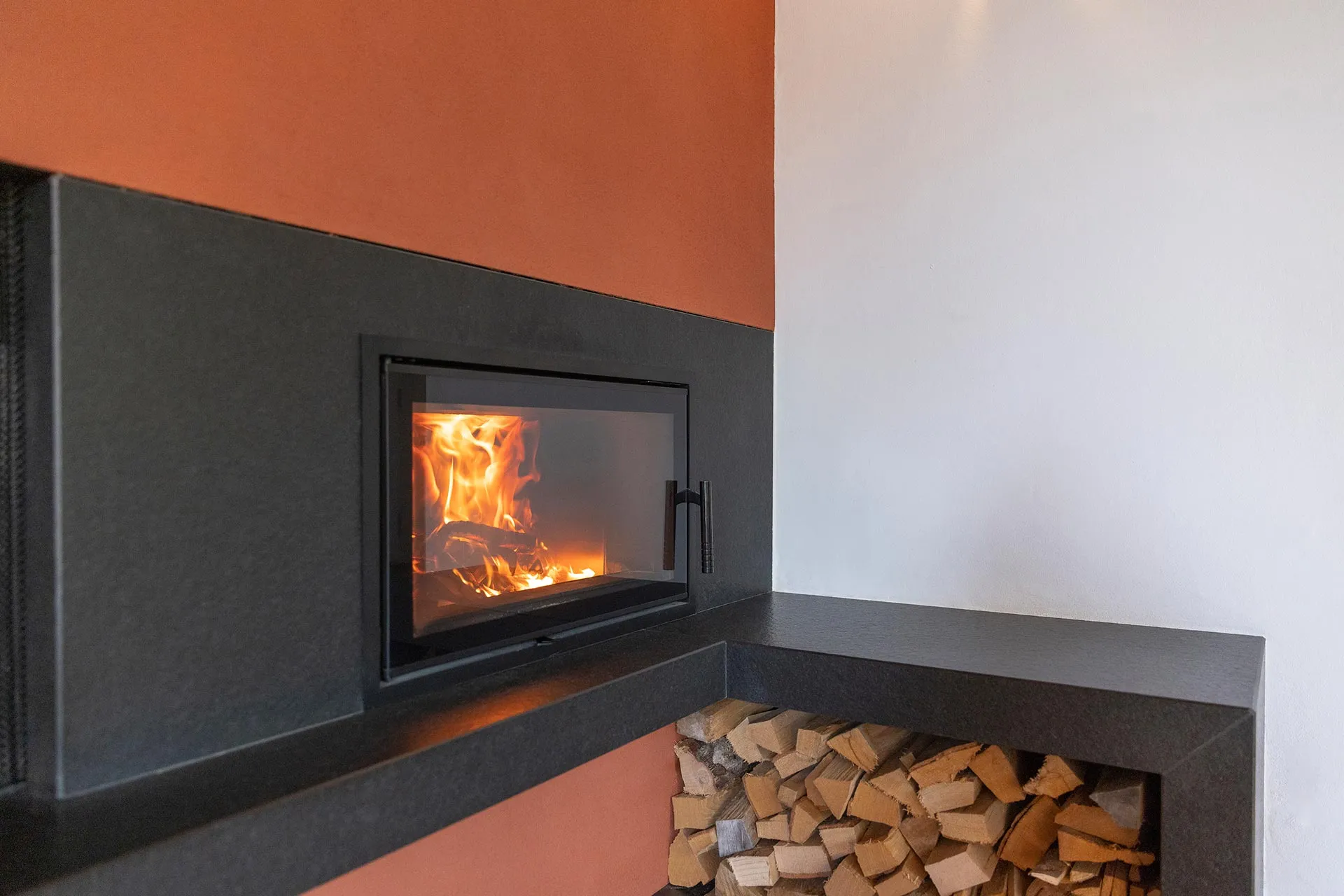 gemütliches Wohnzimmer mit Holzofen