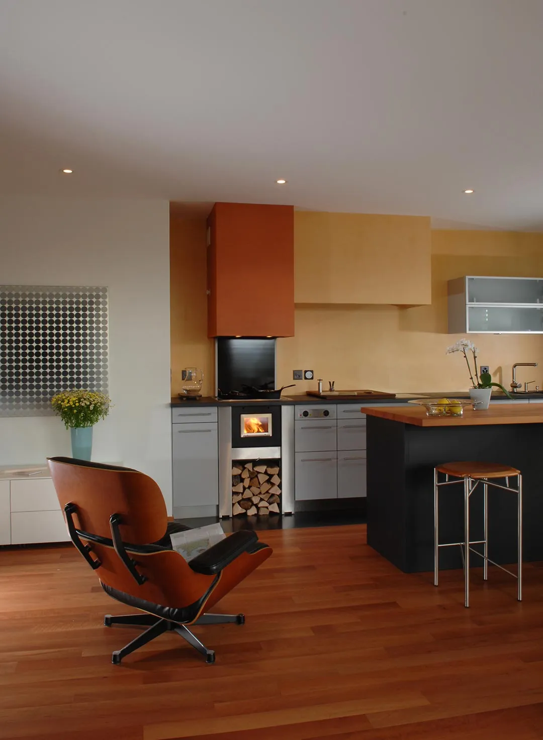 gemütliches Wohnzimmer mit Holzofen