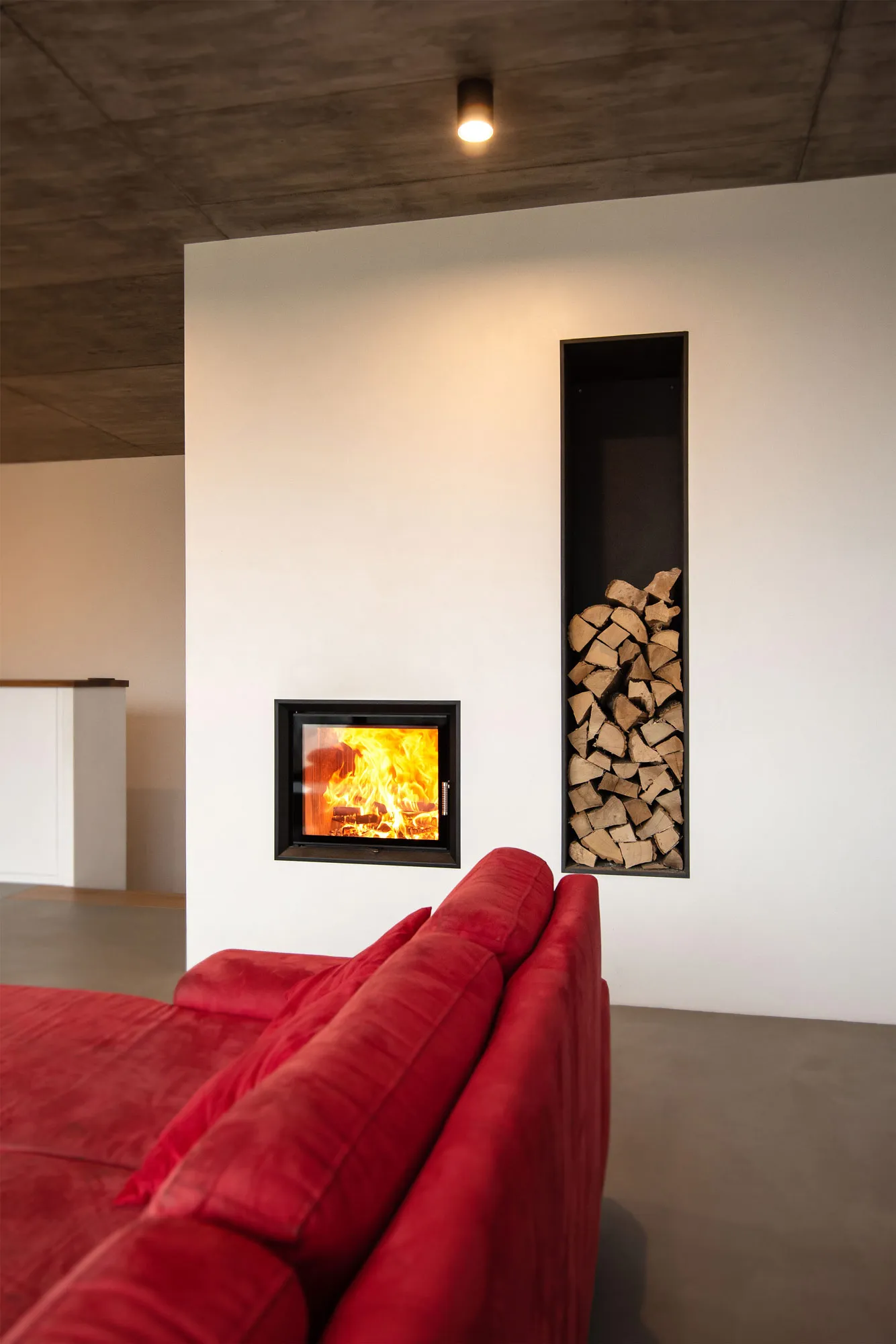 gemütliches Wohnzimmer mit Holzofen