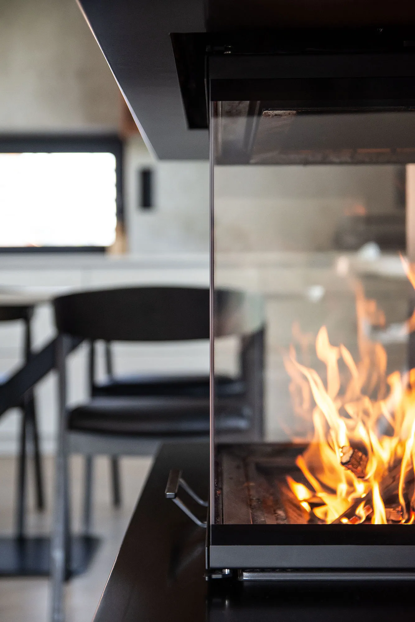 gemütliches Wohnzimmer mit Holzofen